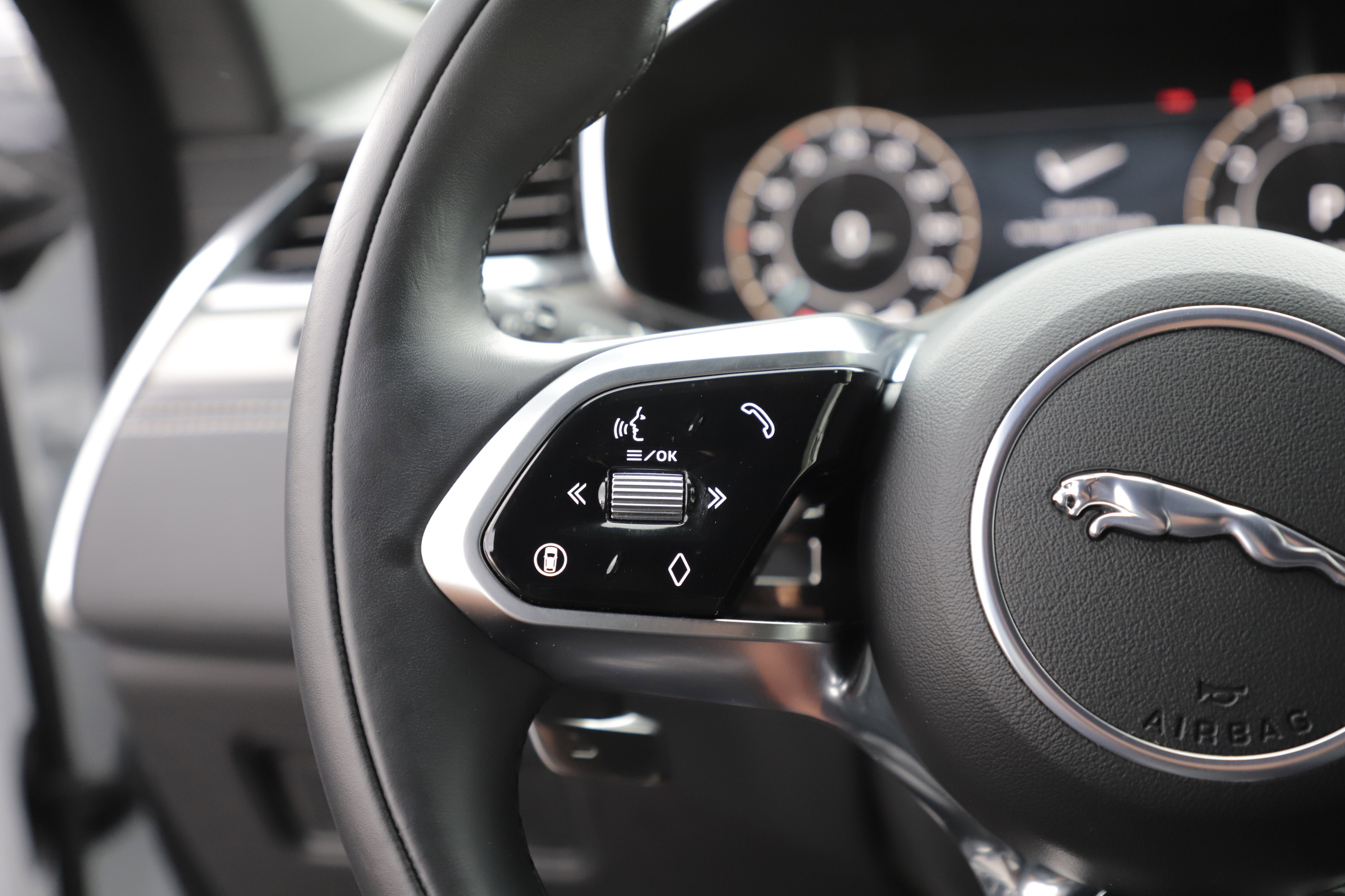 Certified 2025 Jaguar F-PACE R-Dynamic S AWD/4WD image 22