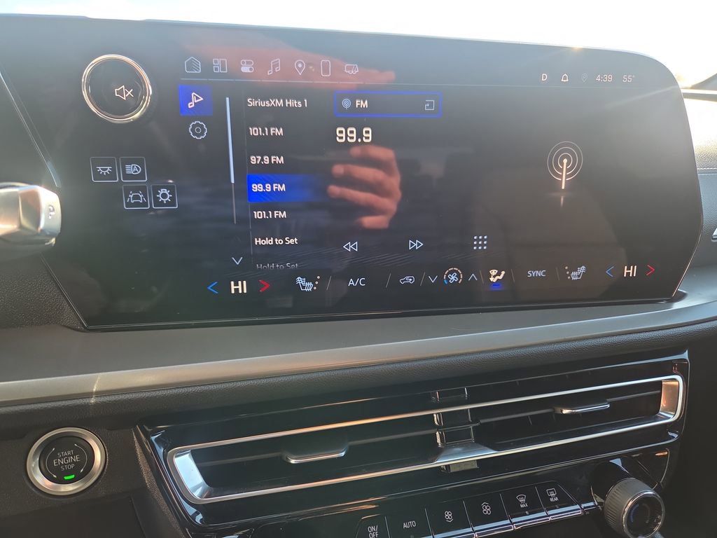 Certified 2025 Chevrolet Traverse LT w/ Sun and Wheel Package AWD/4WD image 18