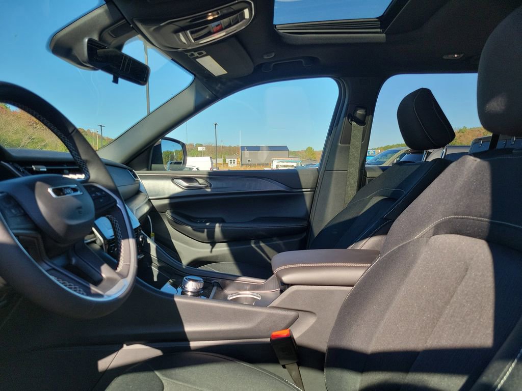 New 2025 Jeep Grand Cherokee Laredo X image 11