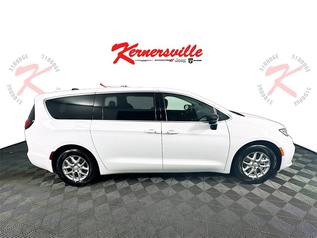 New 2026 Chrysler Pacifica Select image 8