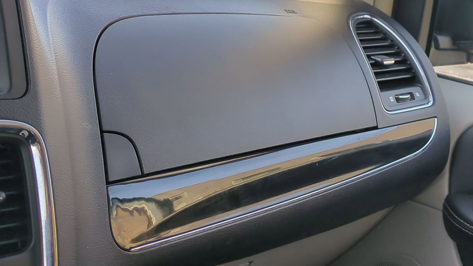 Used 2014 Chrysler Town & Country Touring-L image 32