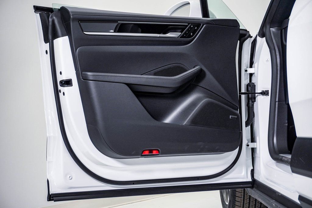 New 2026 Porsche Macan 4 Electric image 25