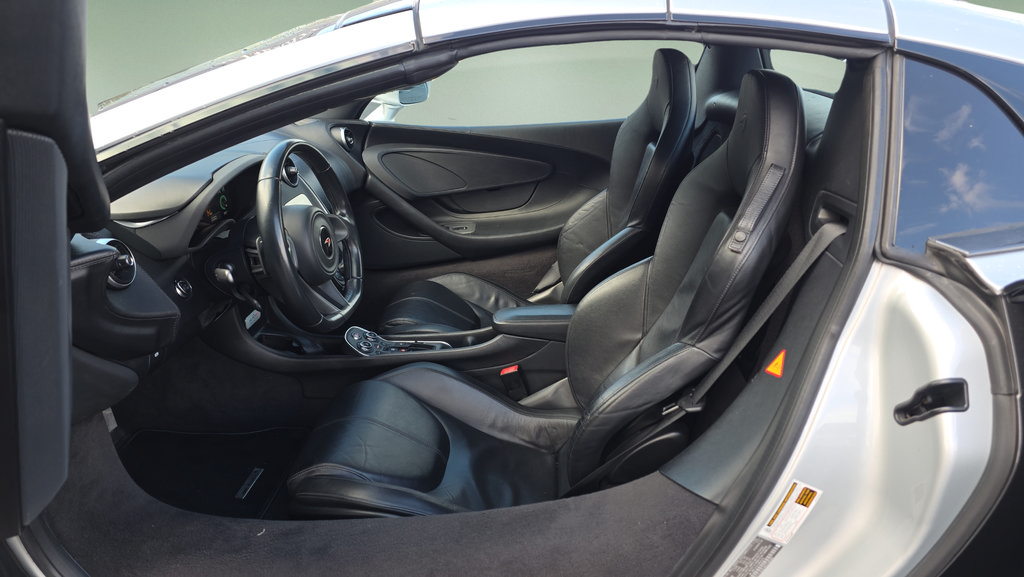 Used 2018 McLaren 570S Spider RWD image 18