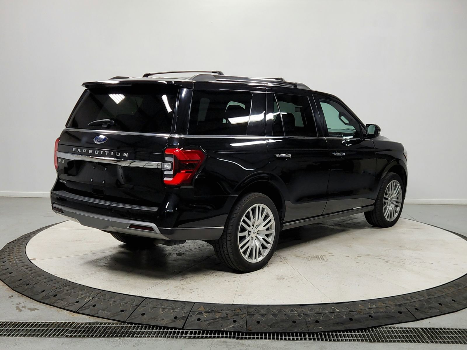Used 2024 Ford Expedition Limited image 7
