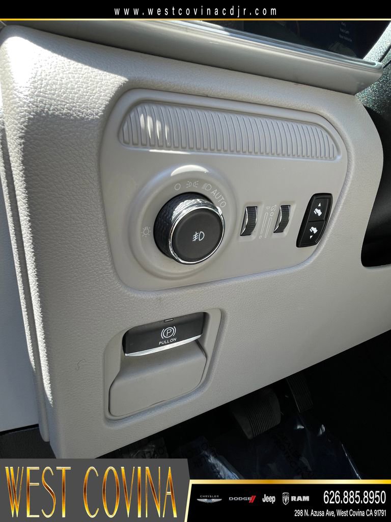 Used 2024 Jeep Wagoneer L Series III w/ Flexible Seating Group AWD/4WD image 17