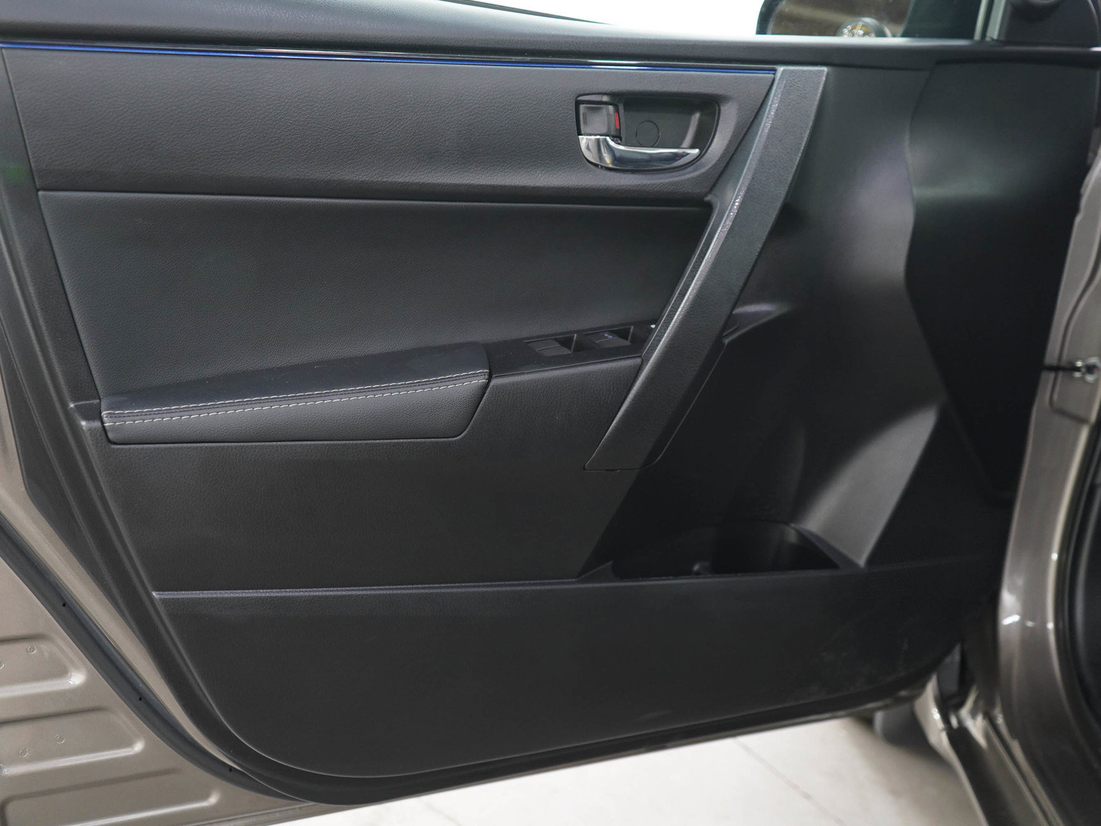 Used 2017 Toyota Corolla XSE FWD image 17