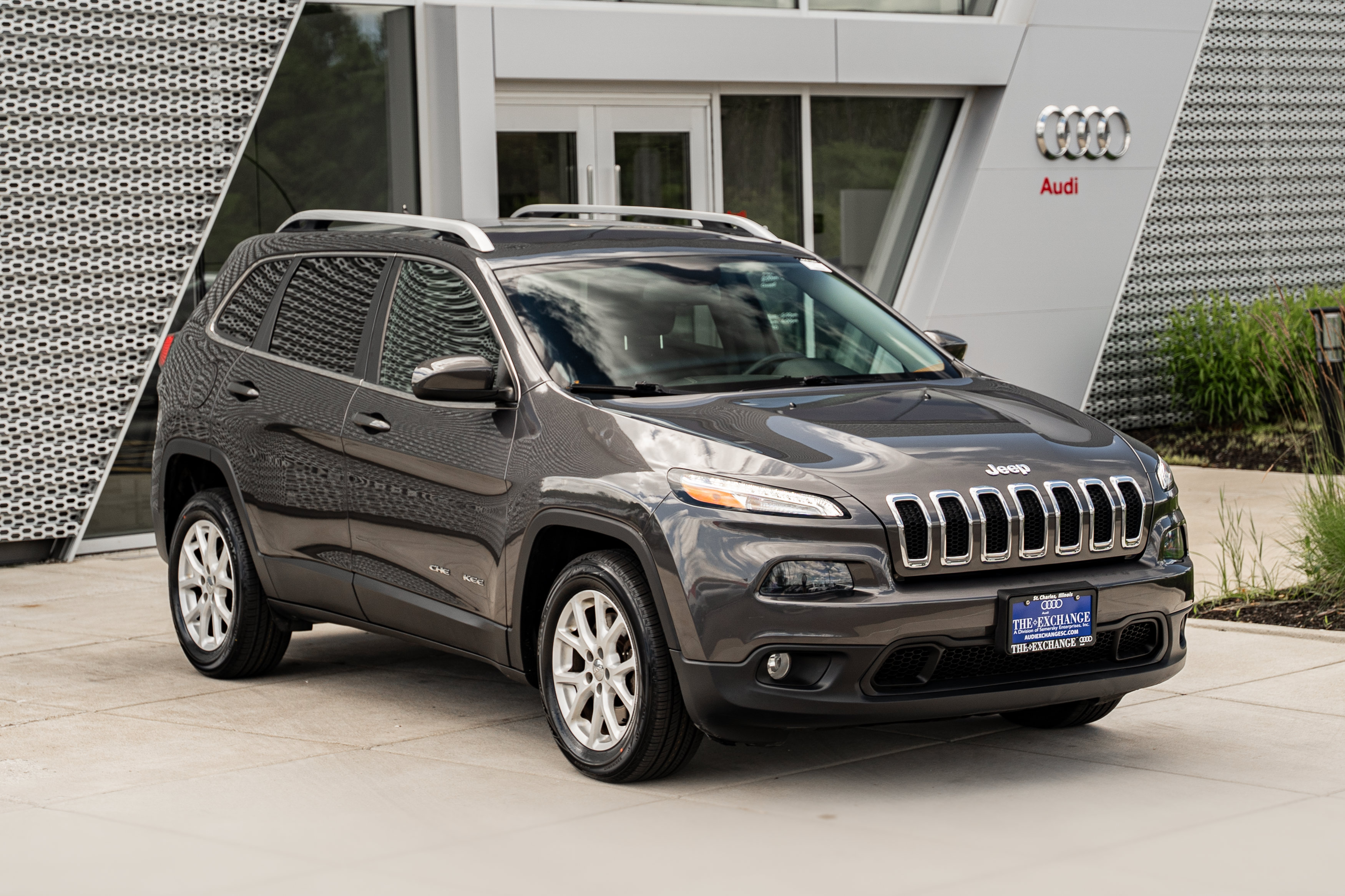 Used 2016 Jeep Cherokee Latitude w/ Cold Weather Group FWD image 2