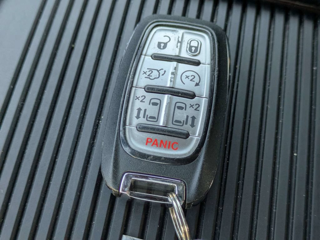 Used 2025 Chrysler Pacifica Limited FWD image 37