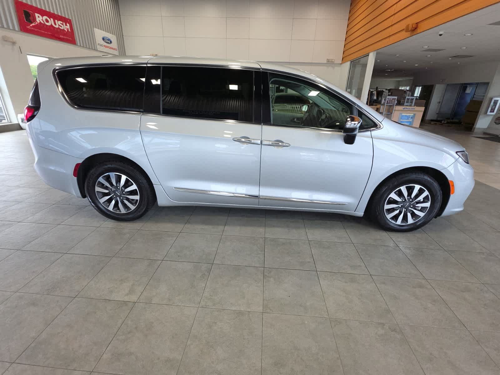 Used 2023 Chrysler Pacifica Limited FWD image 6