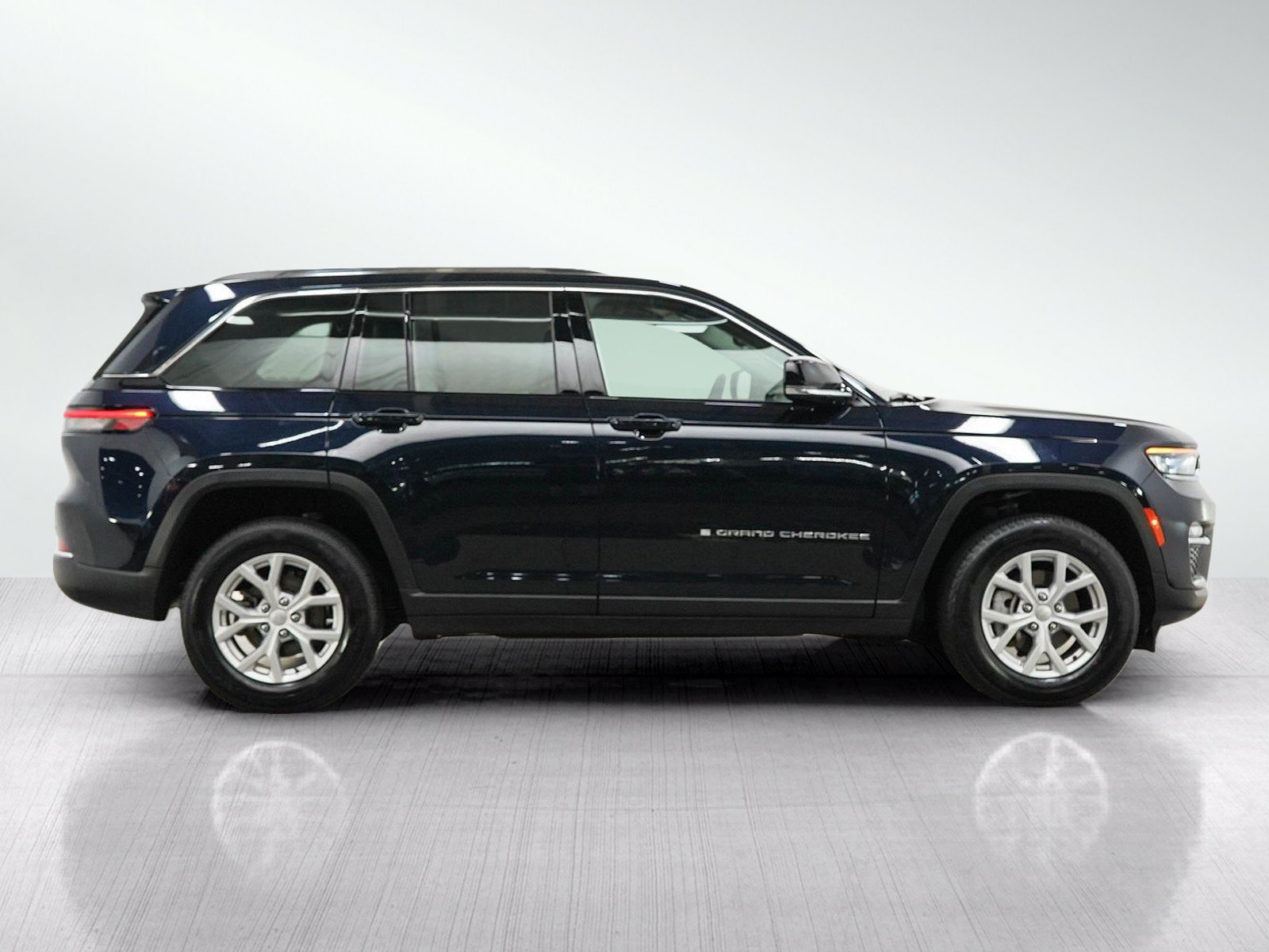 Used 2023 Jeep Grand Cherokee Limited w/ Trailer Tow Prep Group (B) AWD/4WD image 7