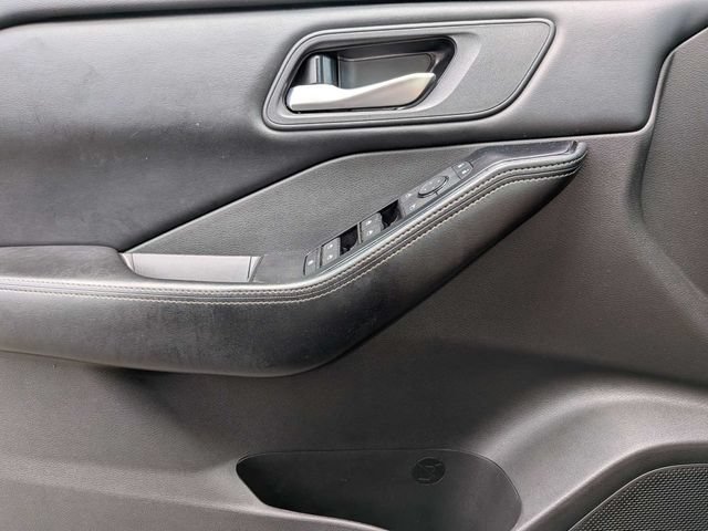 Used 2025 Nissan Rogue SV FWD image 21