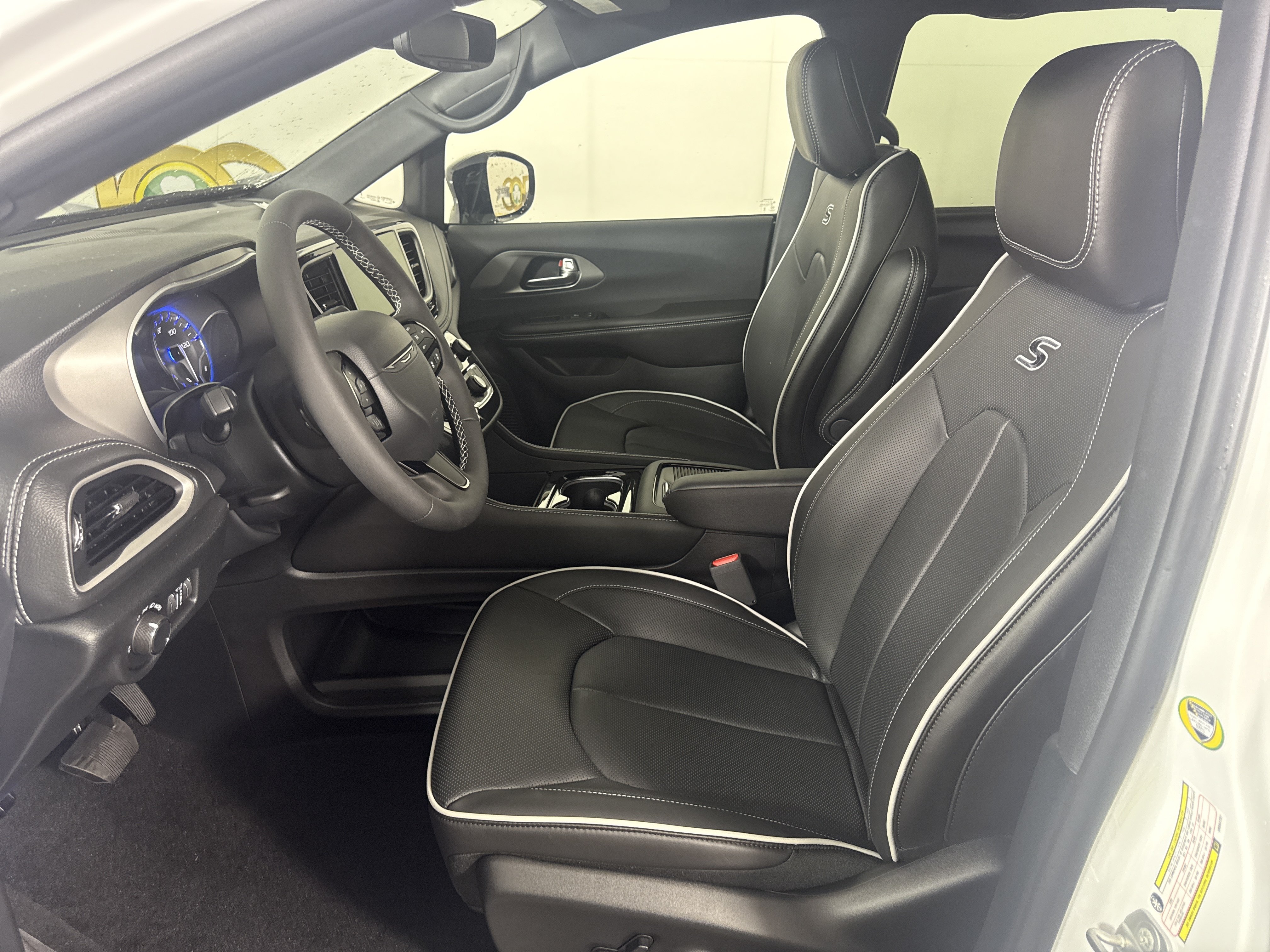 New 2027 Chrysler Pacifica Limited FWD image 12