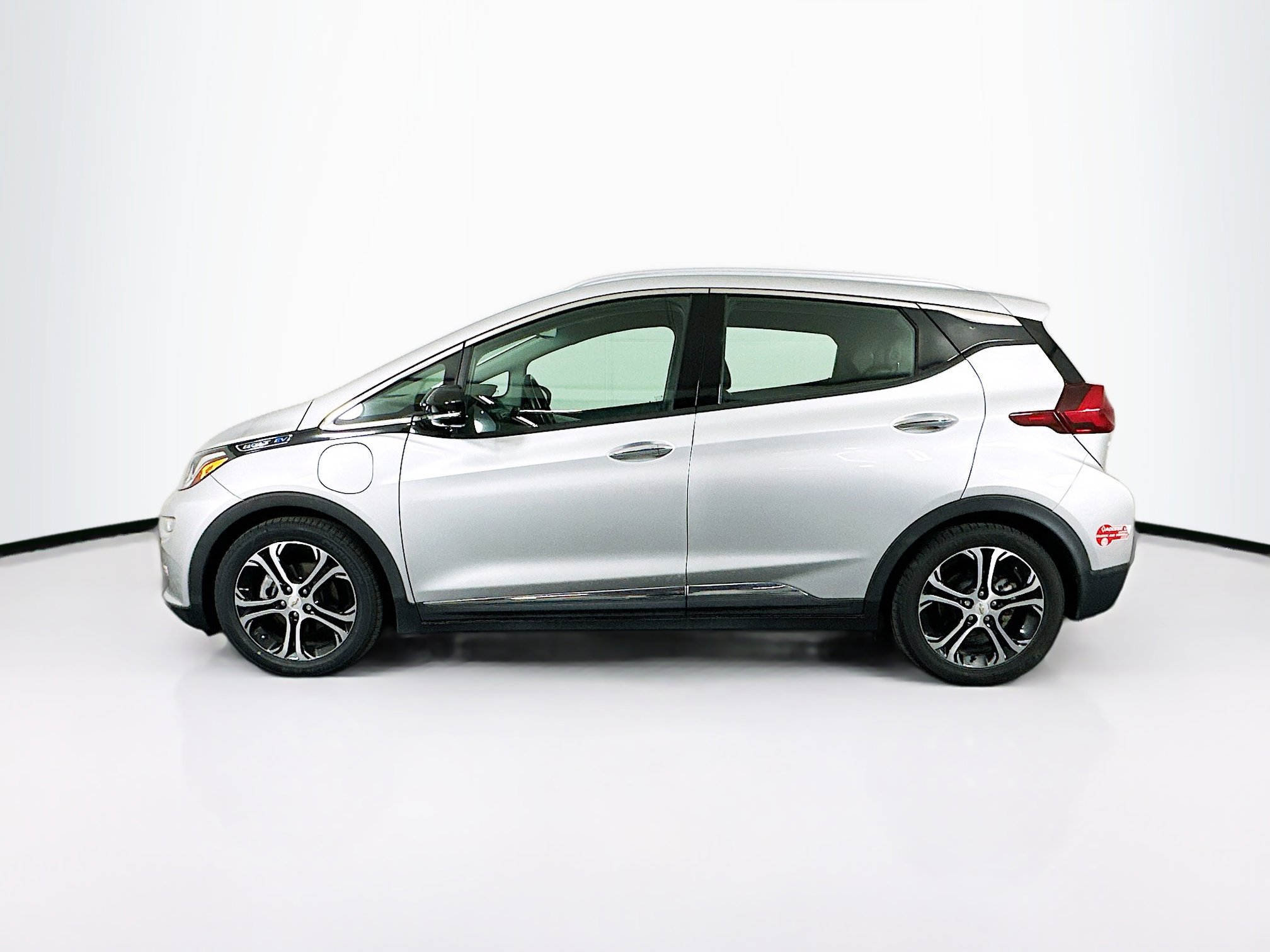 Used 2018 Chevrolet Bolt Premier w/ Driver Confidence II Package FWD image 4
