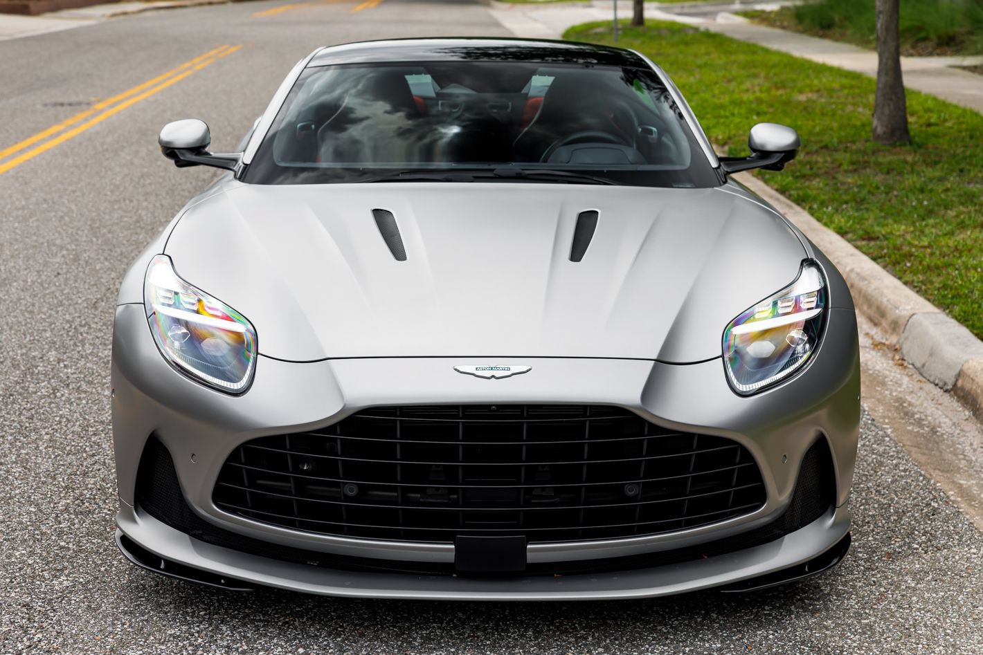 Used 2024 Aston Martin DB12 Coupe RWD image 3