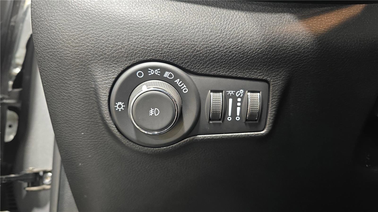 Used 2024 Jeep Compass Latitude image 14