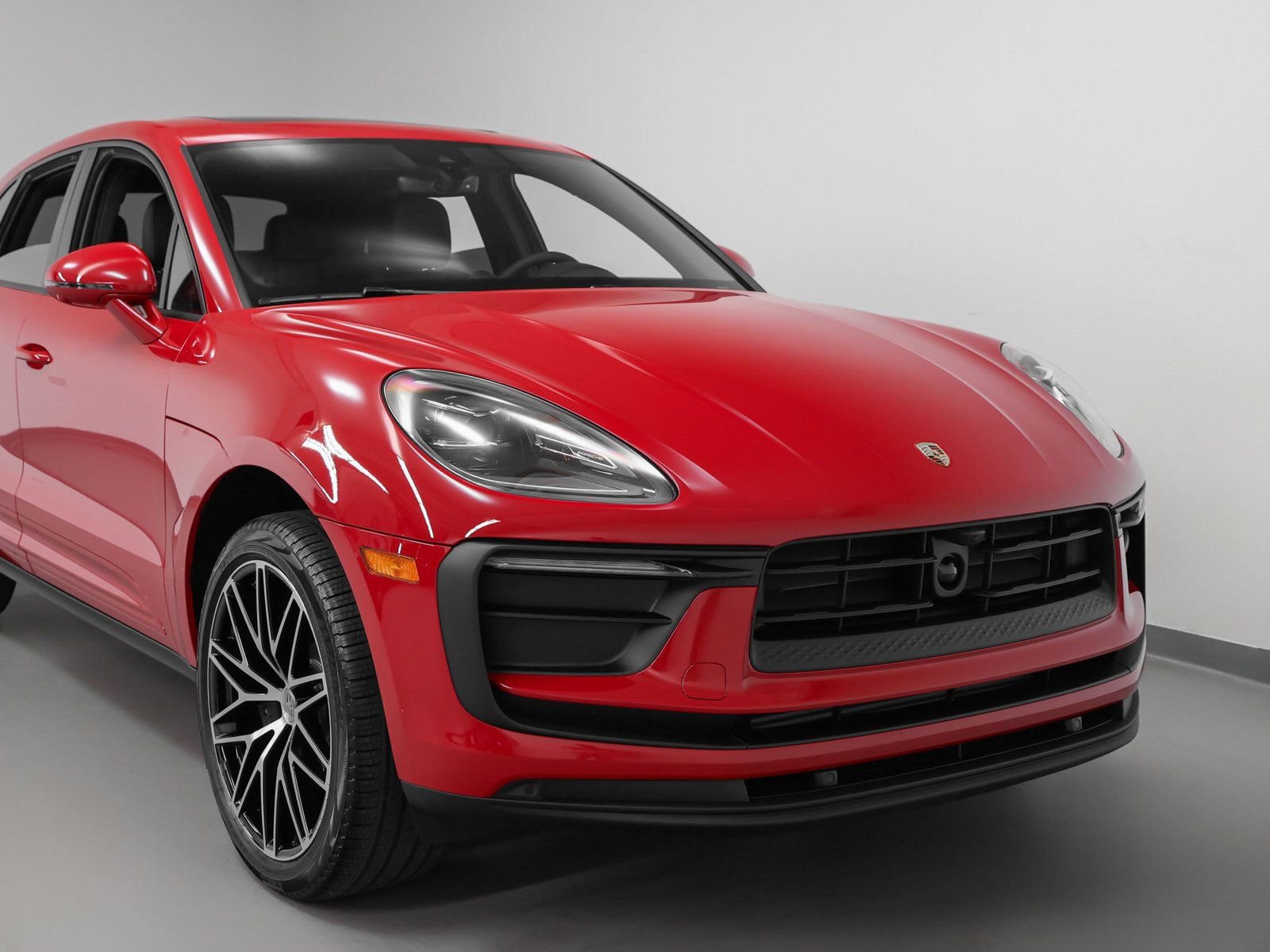 Certified 2025 Porsche Macan image 9