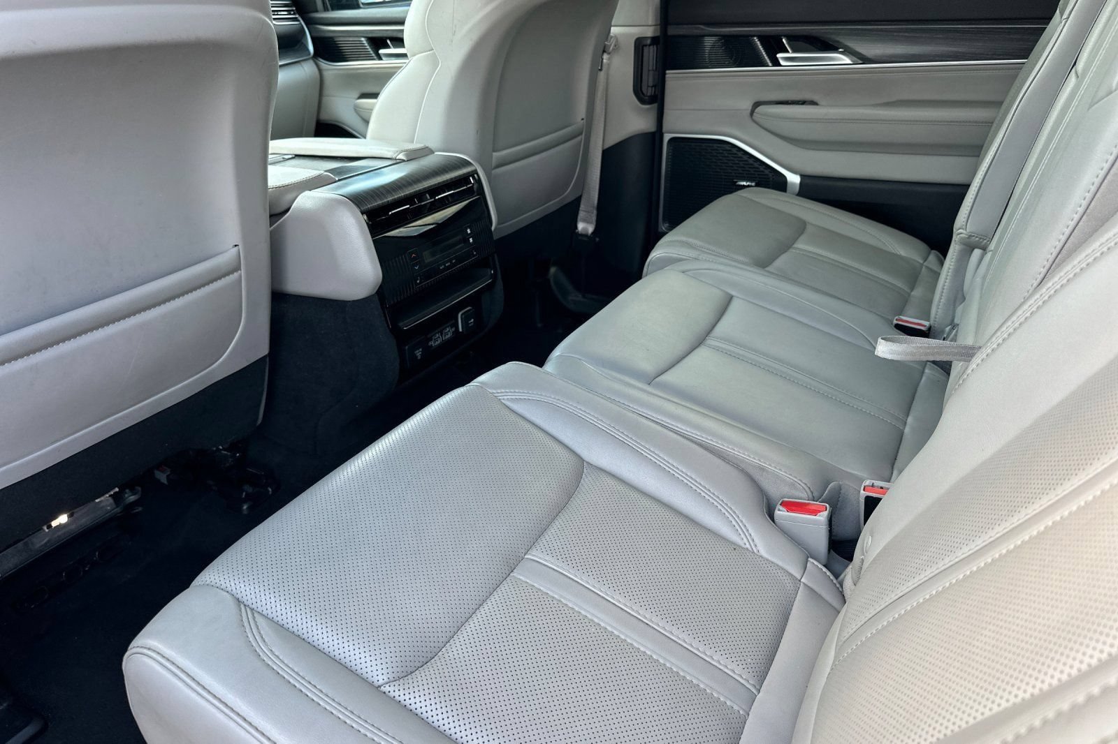 Used 2024 Jeep Wagoneer L Series II w/ Flexible Seating Group AWD/4WD image 12