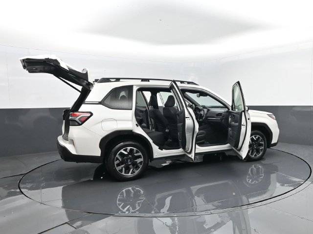 Used 2025 Subaru Forester Premium AWD/4WD image 32
