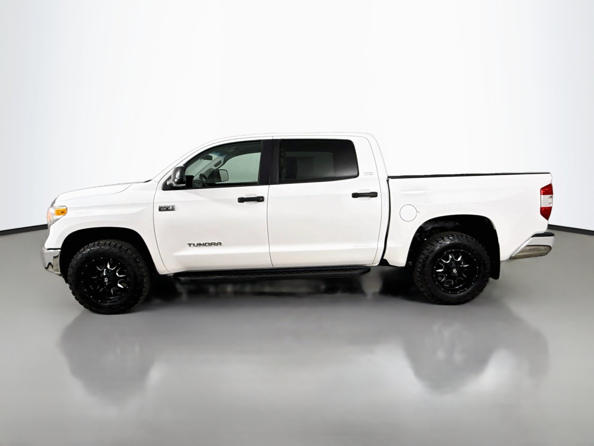 Used 2017 Toyota Tundra SR5 AWD/4WD image 4