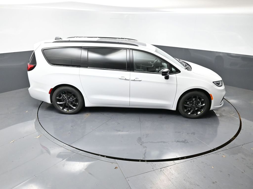 New 2026 Chrysler Pacifica Limited w/ S Appearance Package FWD image 34