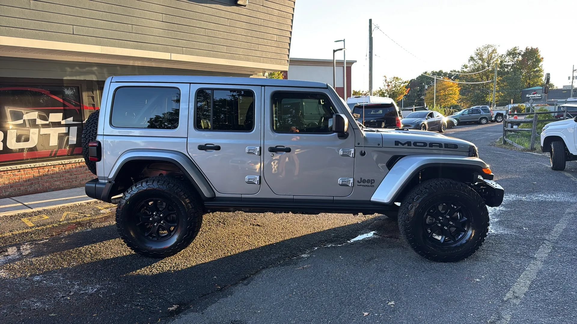 Used 2019 Jeep Wrangler Unlimited Sahara w/ Quick Order Package 24M Moab AWD/4WD image 4