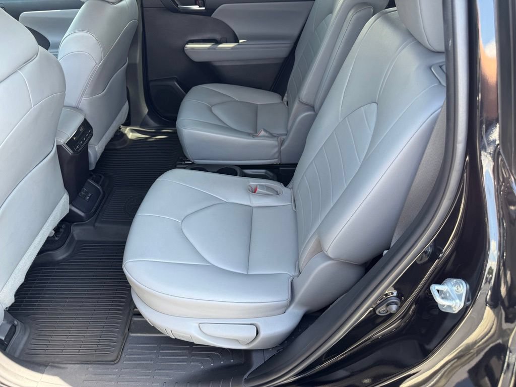 Used 2022 Toyota Highlander XLE AWD/4WD image 32