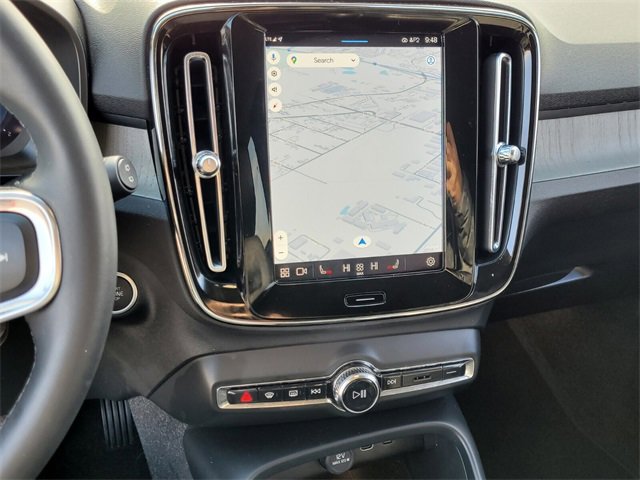 Used 2023 Volvo XC40 B5 Core image 18