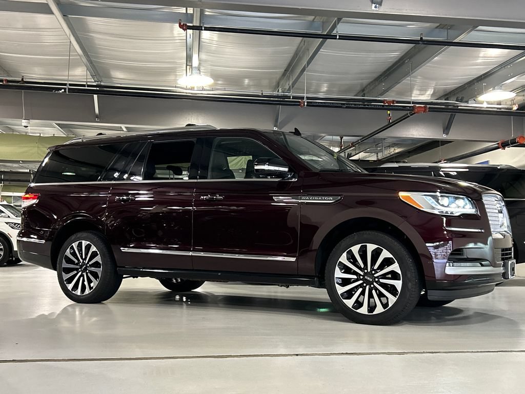 Used 2024 Lincoln Navigator L Reserve AWD/4WD image 3