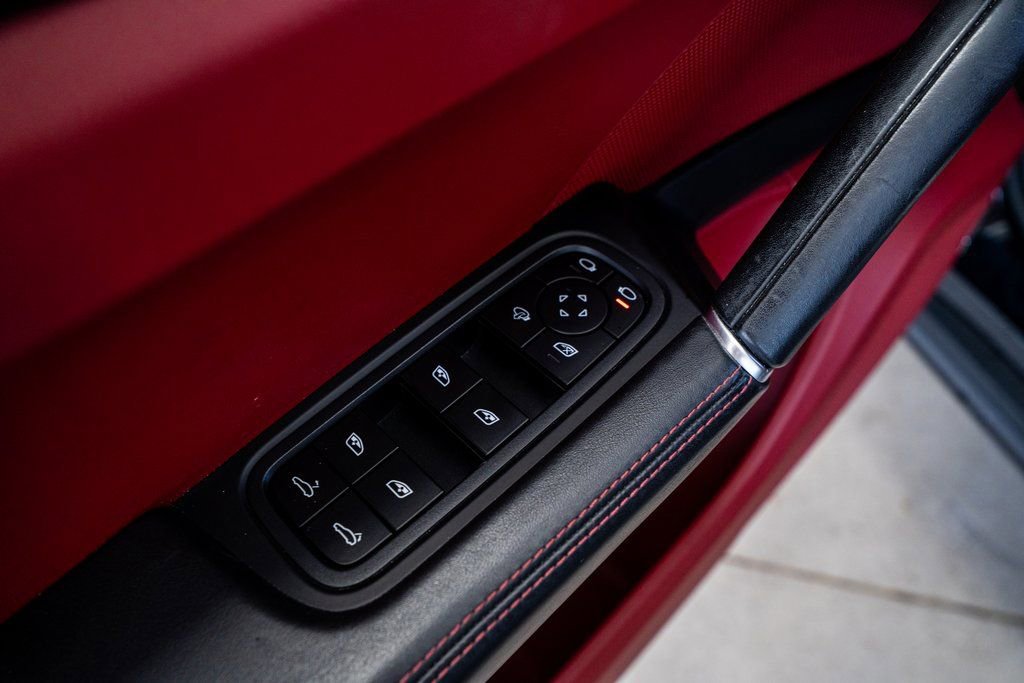 Used 2022 Porsche Cayenne Platinum Edition image 32