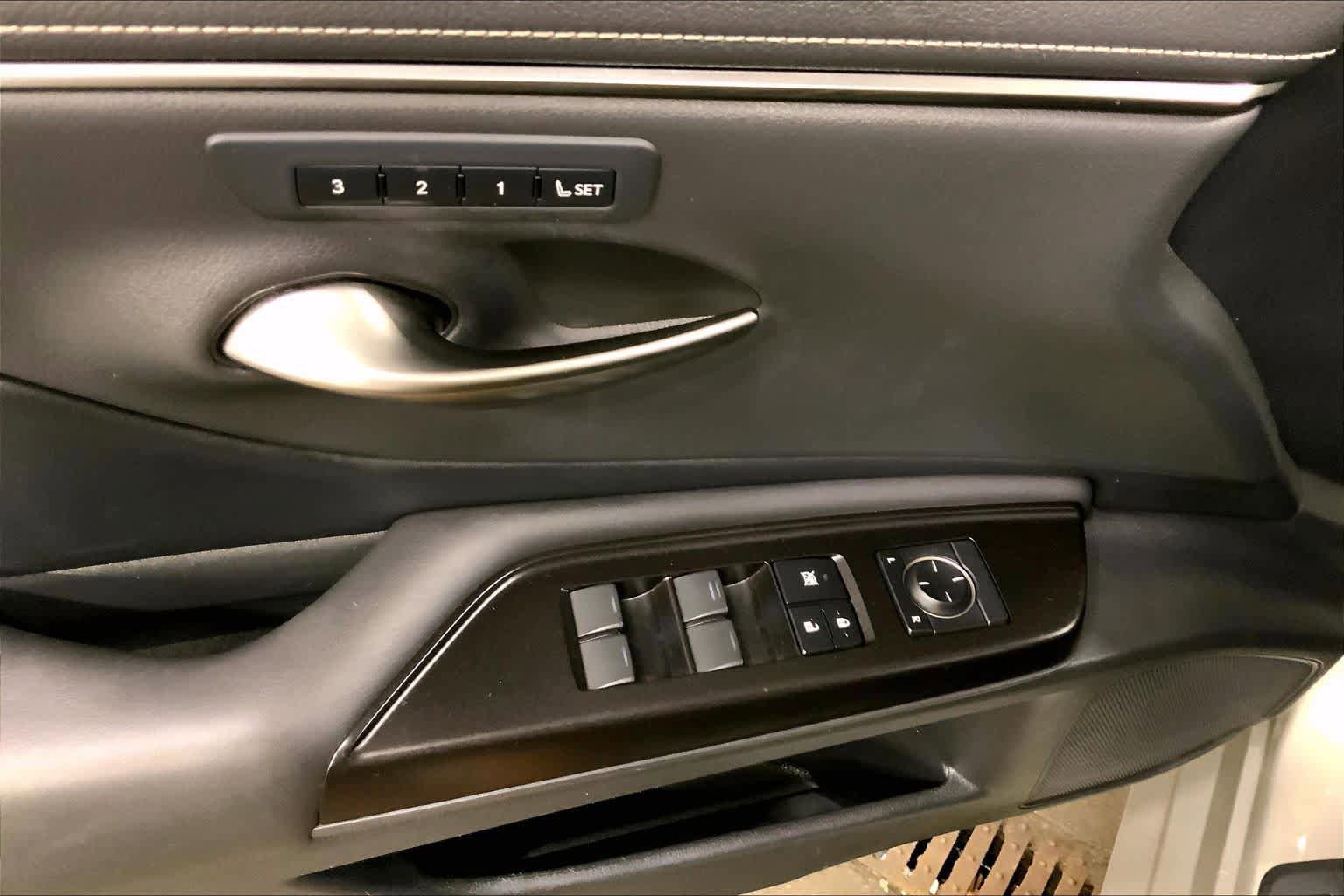 Used 2019 Lexus ES 300h w/ Premium Package FWD image 35