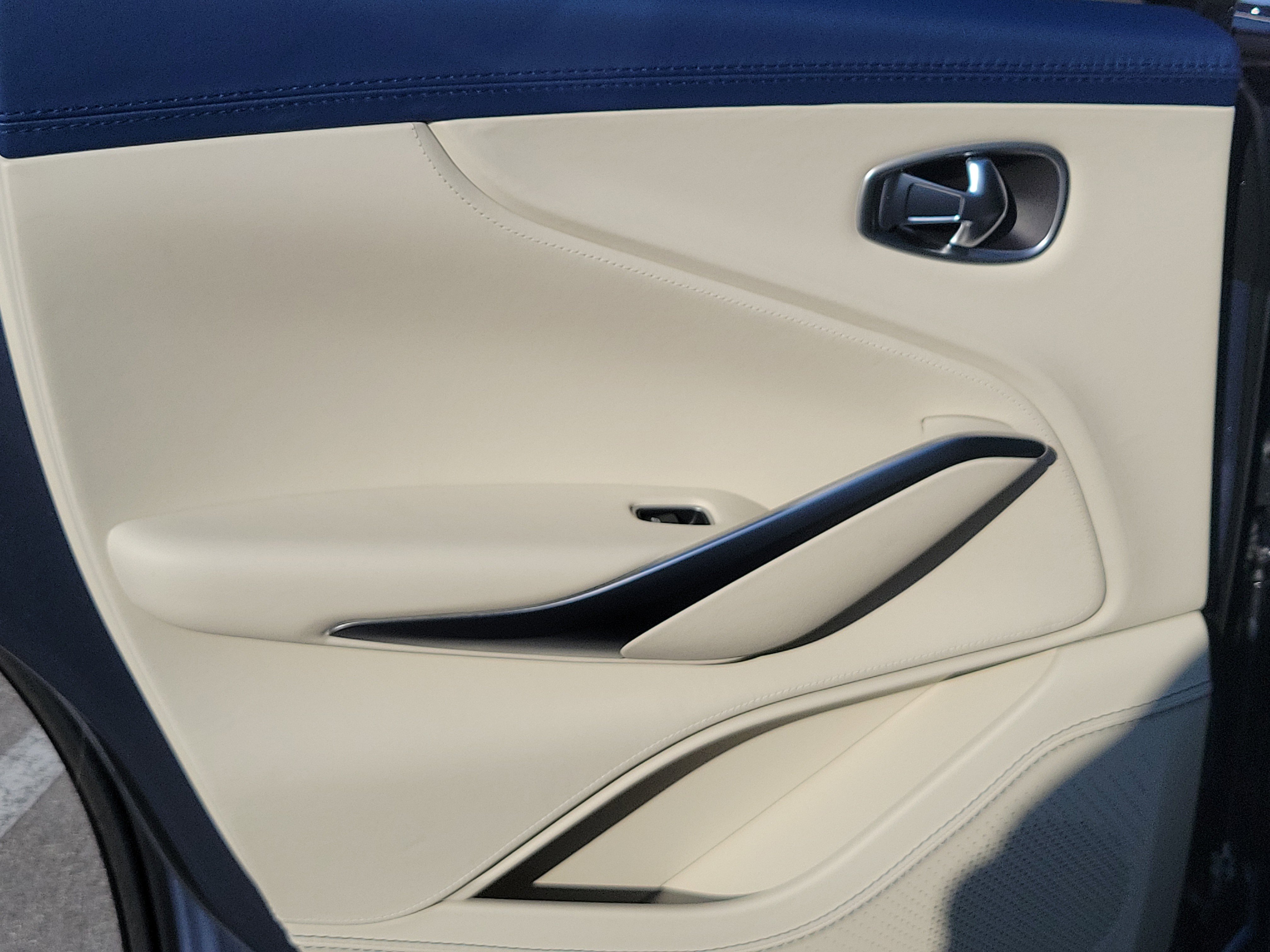 Used 2021 Aston Martin DBX image 9