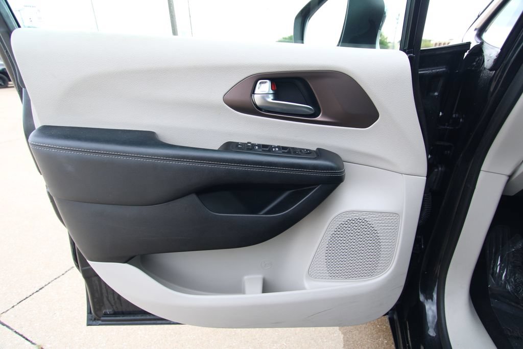 Used 2022 Chrysler Voyager LX FWD image 36