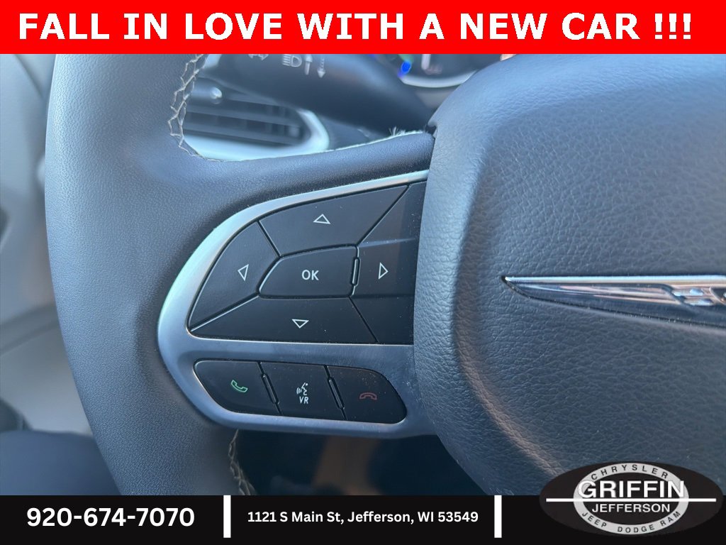 Used 2024 Chrysler Pacifica Select image 22