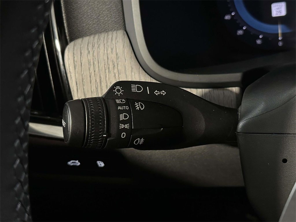Used 2025 Volvo S90 T8 Plus image 25