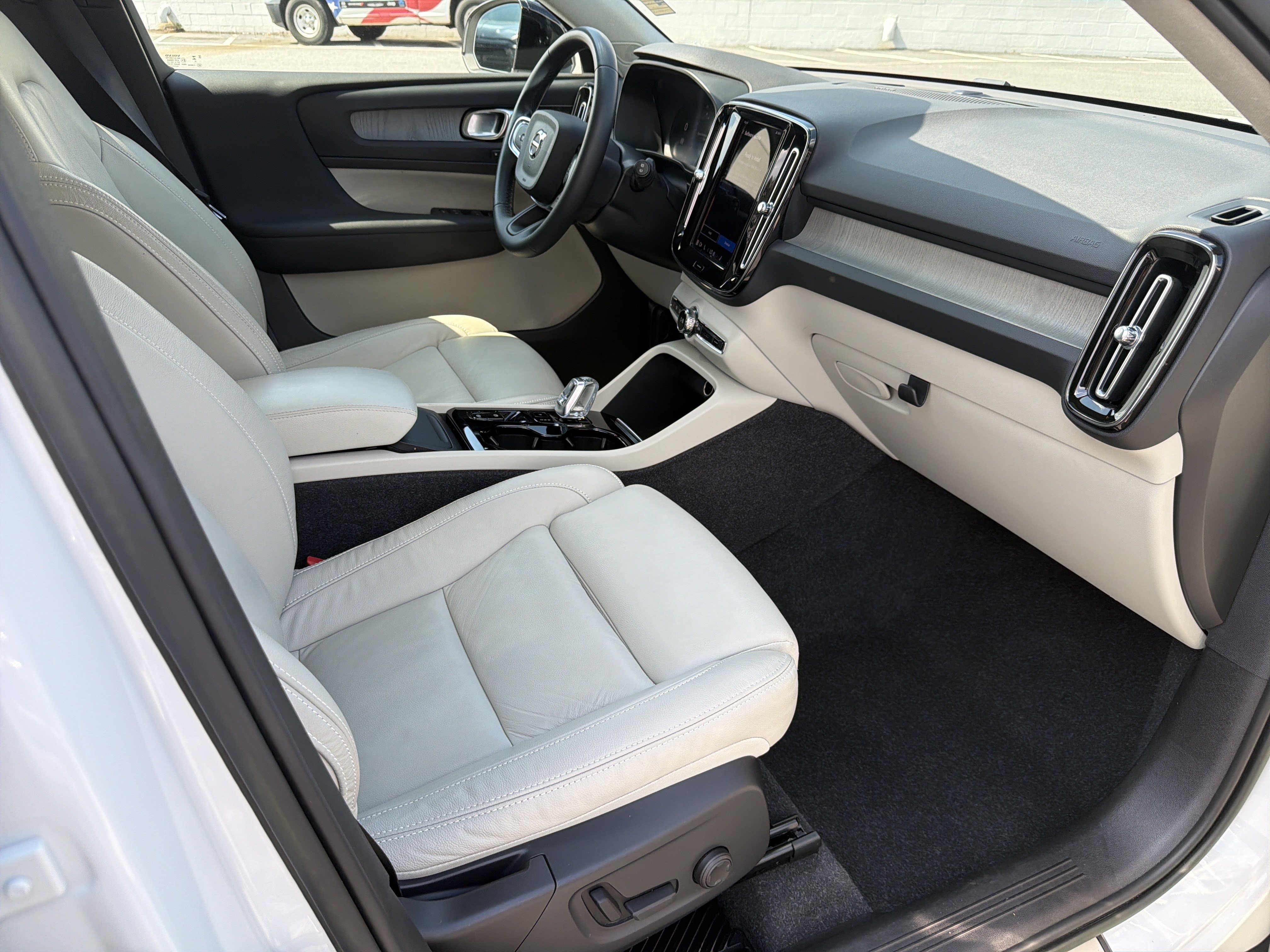 Used 2023 Volvo XC40 B4 Ultimate FWD image 16