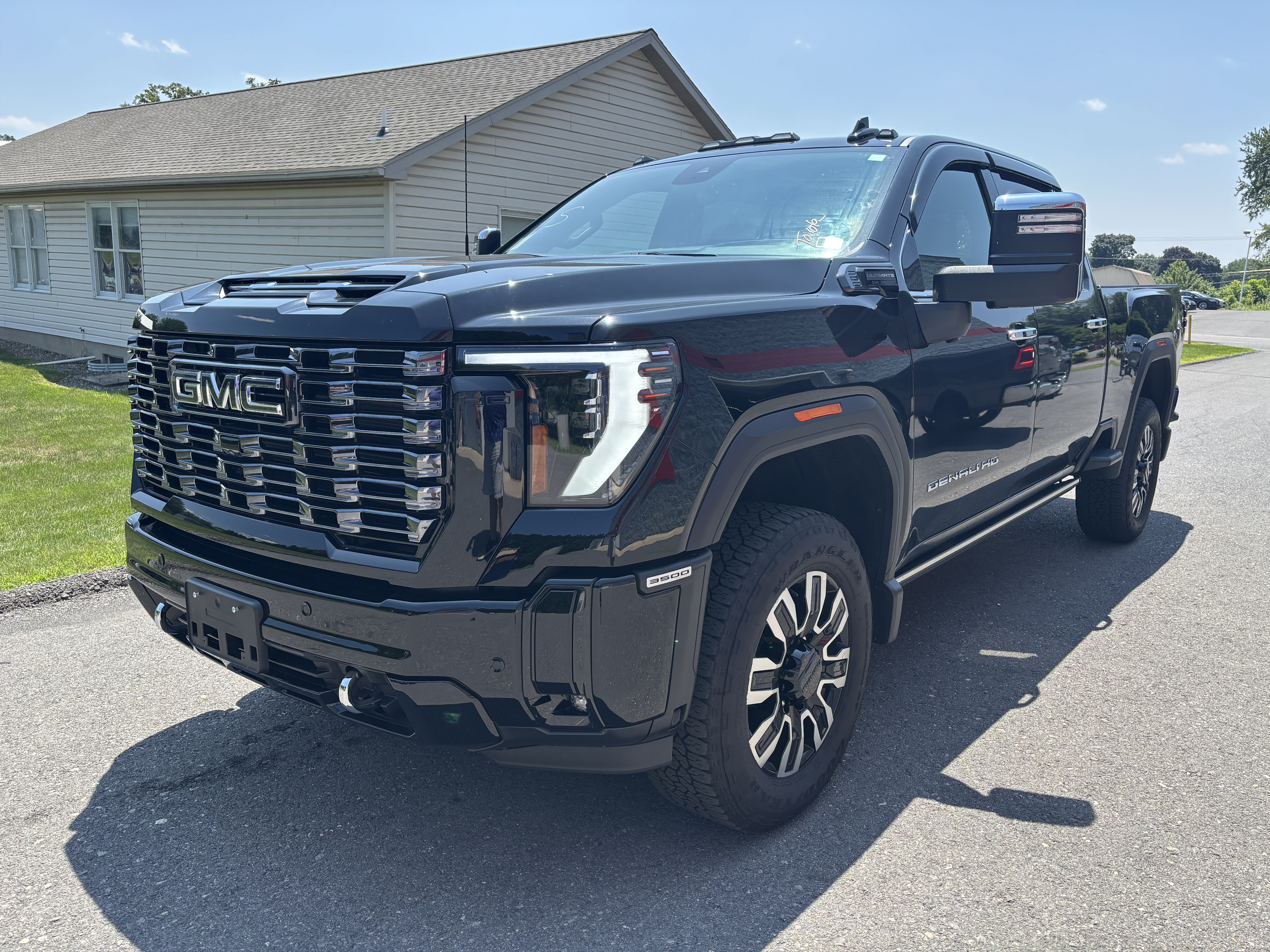 Used 2025 GMC Sierra 3500 Denali Ultimate w/ LPO, GMC Protection Package AWD/4WD image 7