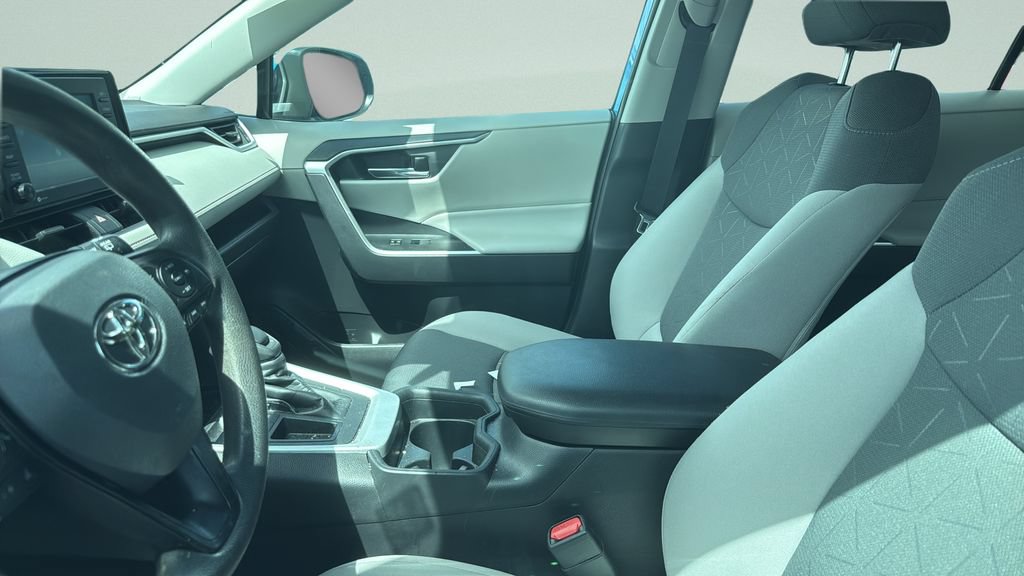 Used 2021 Toyota RAV4 XLE w/ Convenience Package FWD image 5