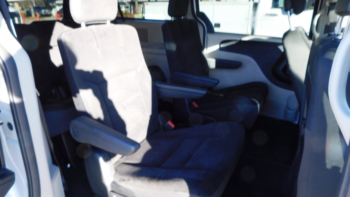 Used 2019 Dodge Grand Caravan SE w/ UConnect Hands-Free Group image 22