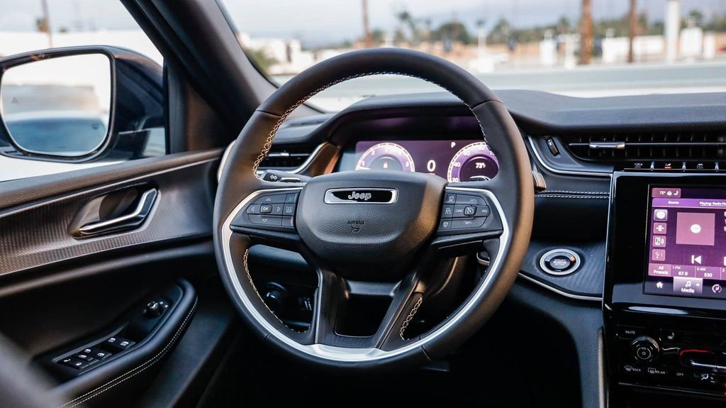 New 2025 Jeep Grand Cherokee Altitude image 16