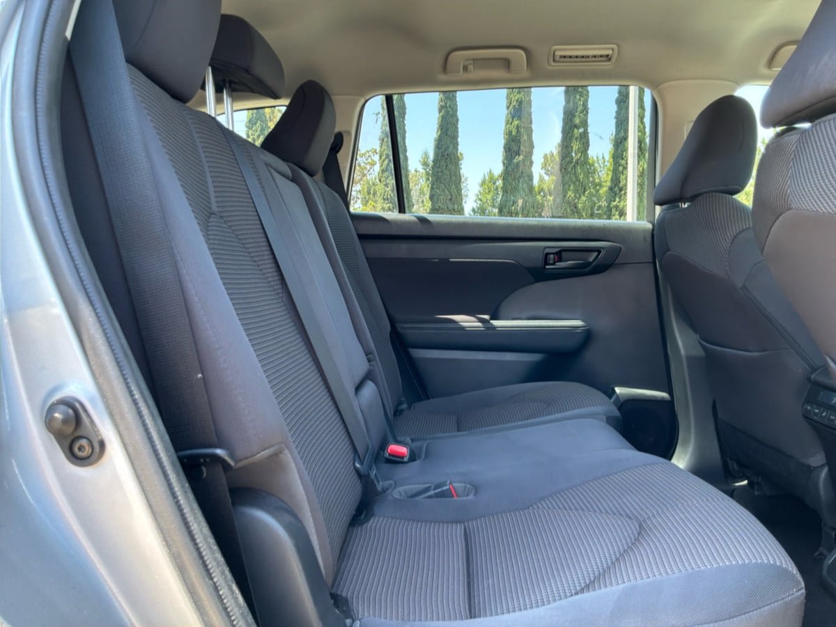 Used 2022 Toyota Highlander LE AWD/4WD image 19