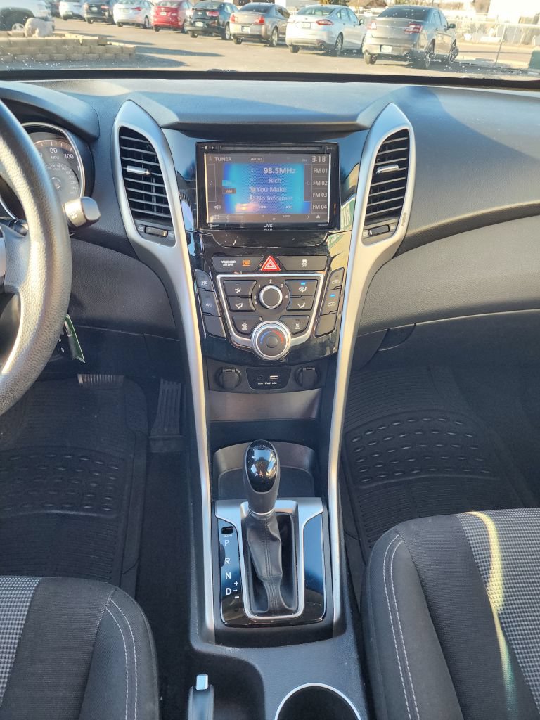 Used 2017 Hyundai Elantra GT FWD image 11