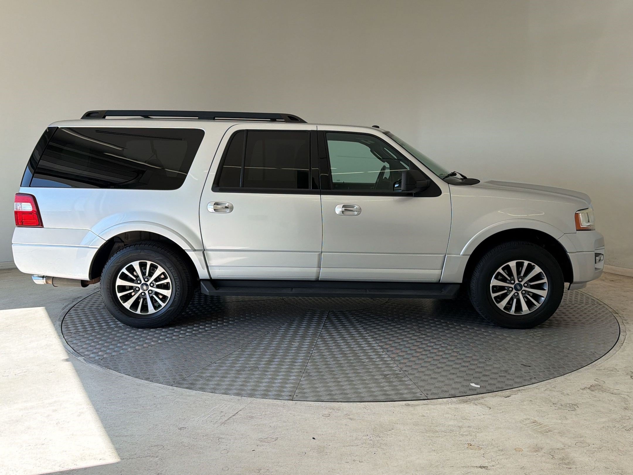 Used 2016 Ford Expedition EL XLT w/ Equipment Group 202A AWD/4WD image 8