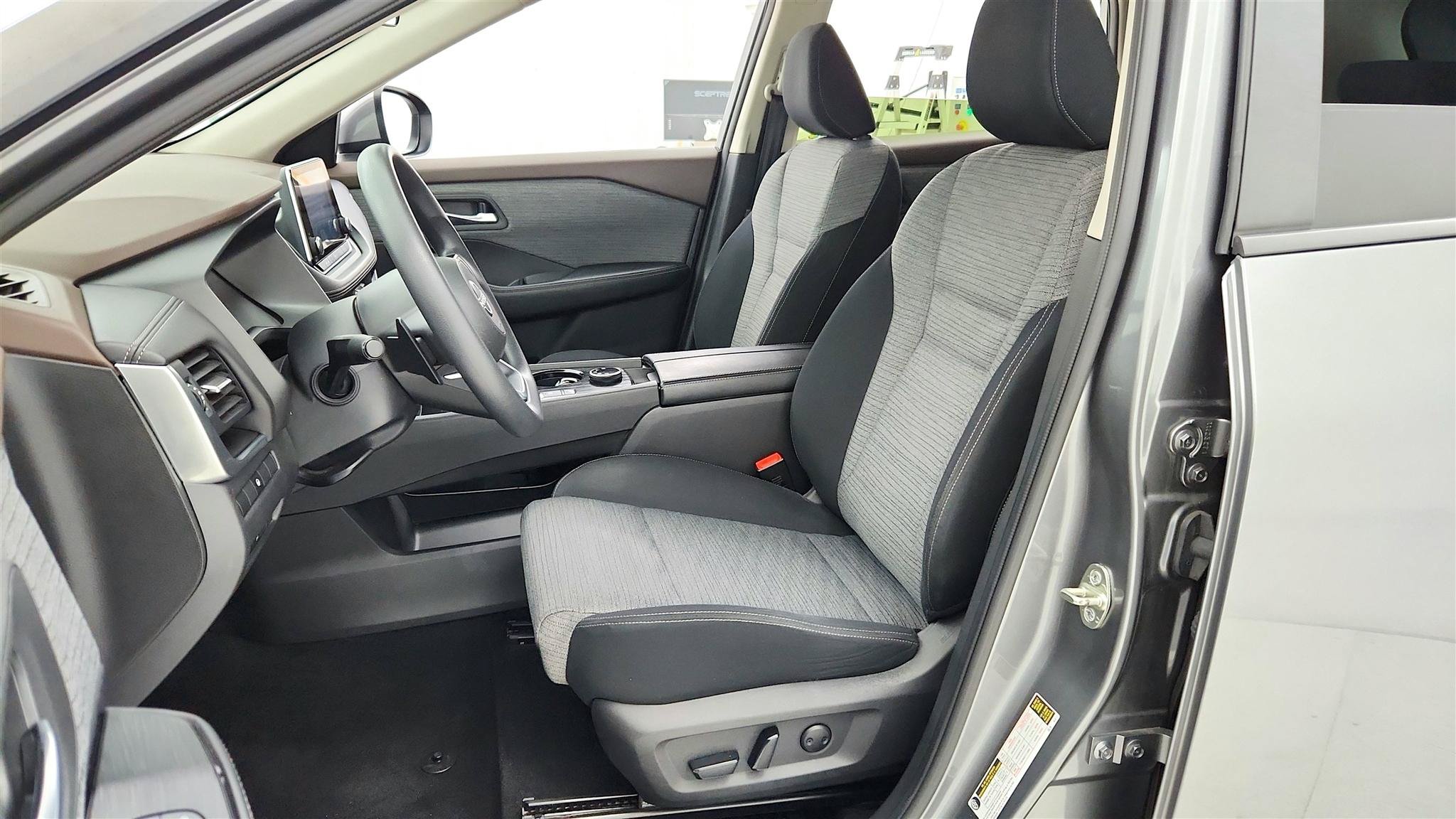 Used 2023 Nissan Rogue SV AWD/4WD image 10