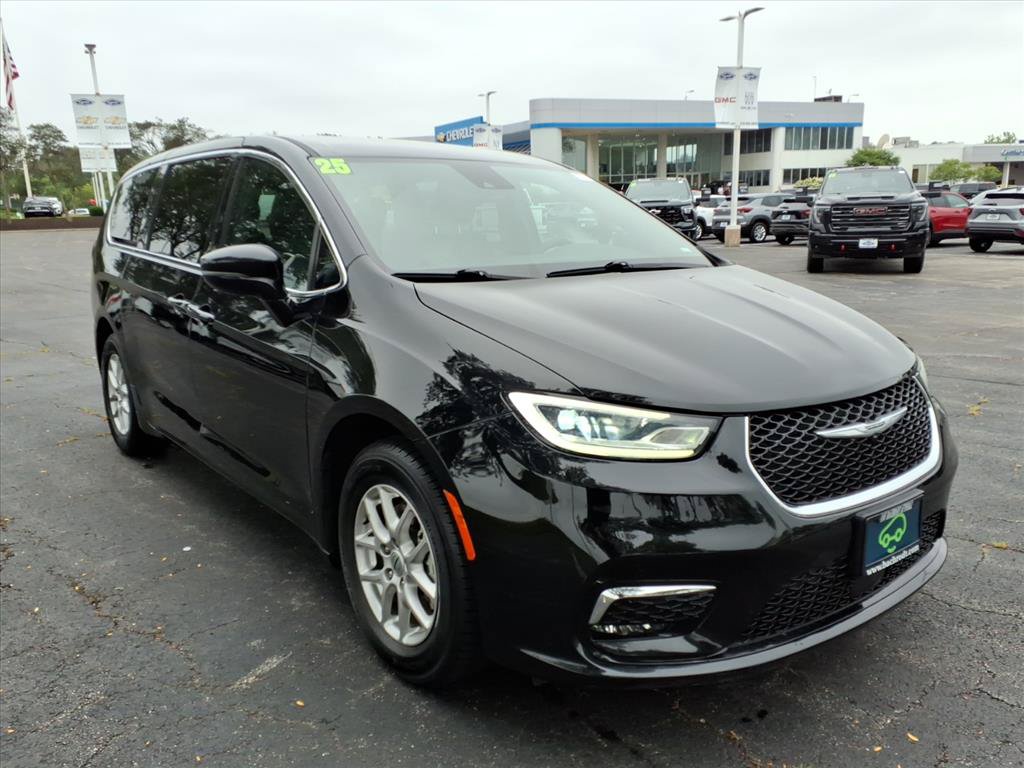 Used 2025 Chrysler Pacifica Select FWD image 1