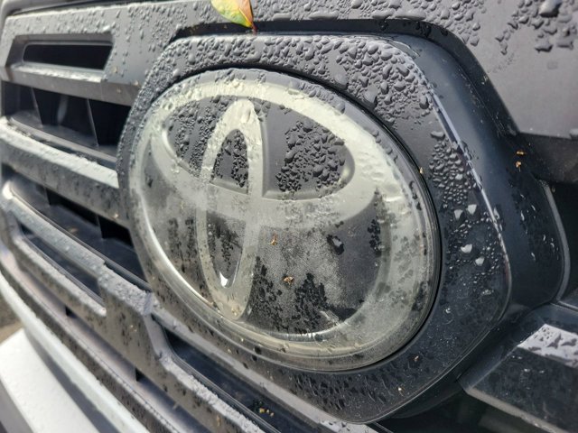 Used 2018 Toyota Tacoma SR image 11