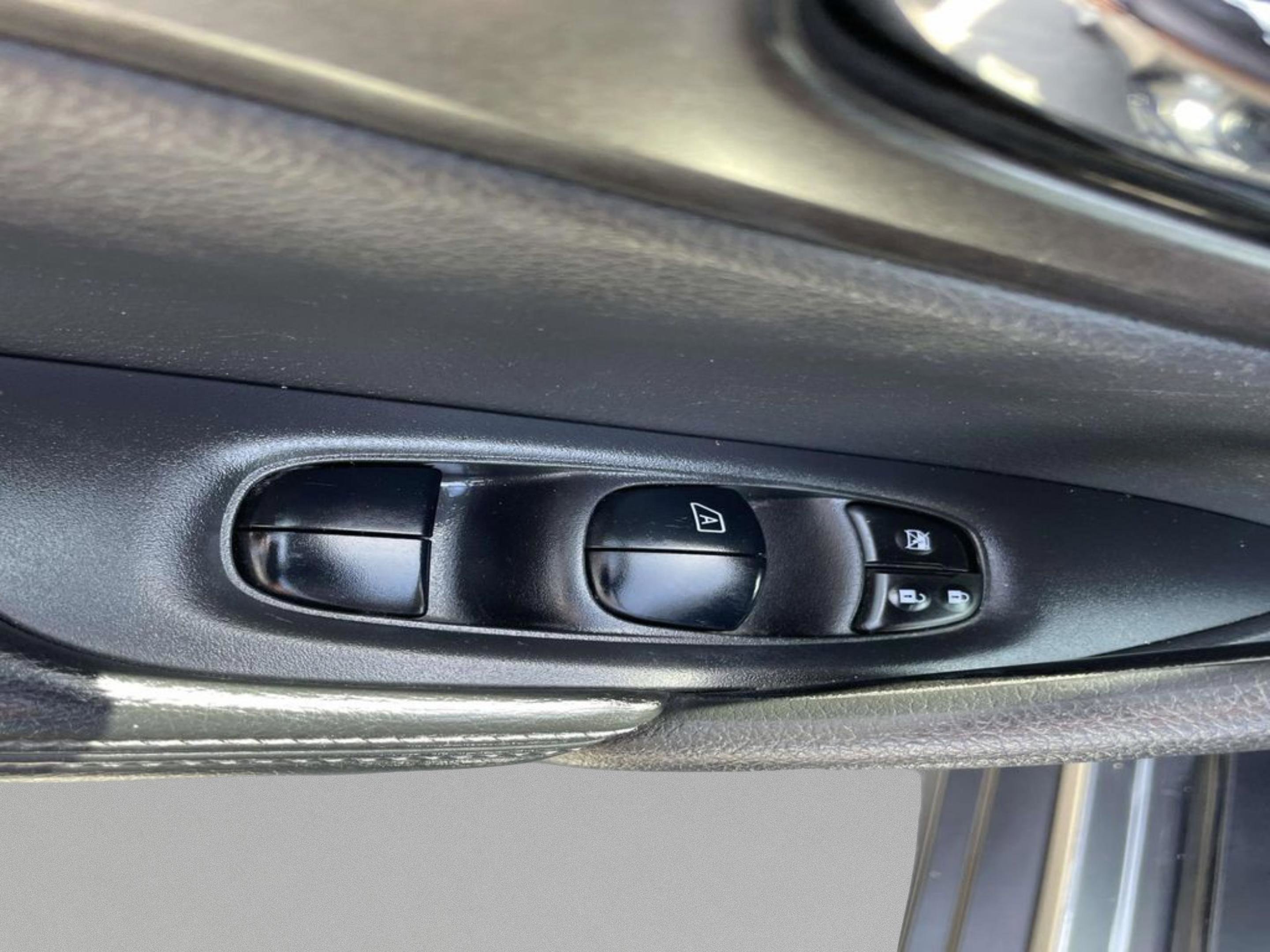 Used 2015 Nissan Rogue SV FWD image 23