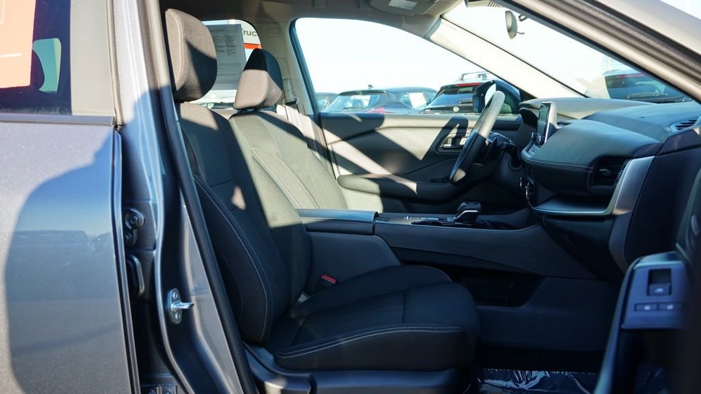 Used 2025 Nissan Rogue S image 22