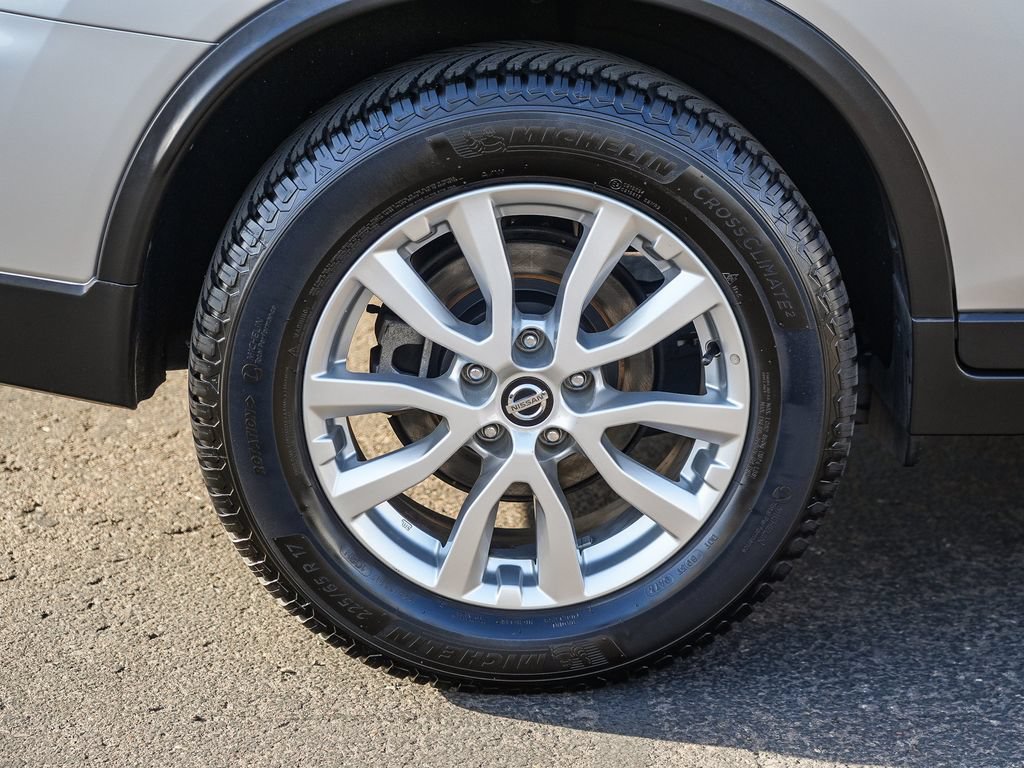 Used 2017 Nissan Rogue SV FWD image 12