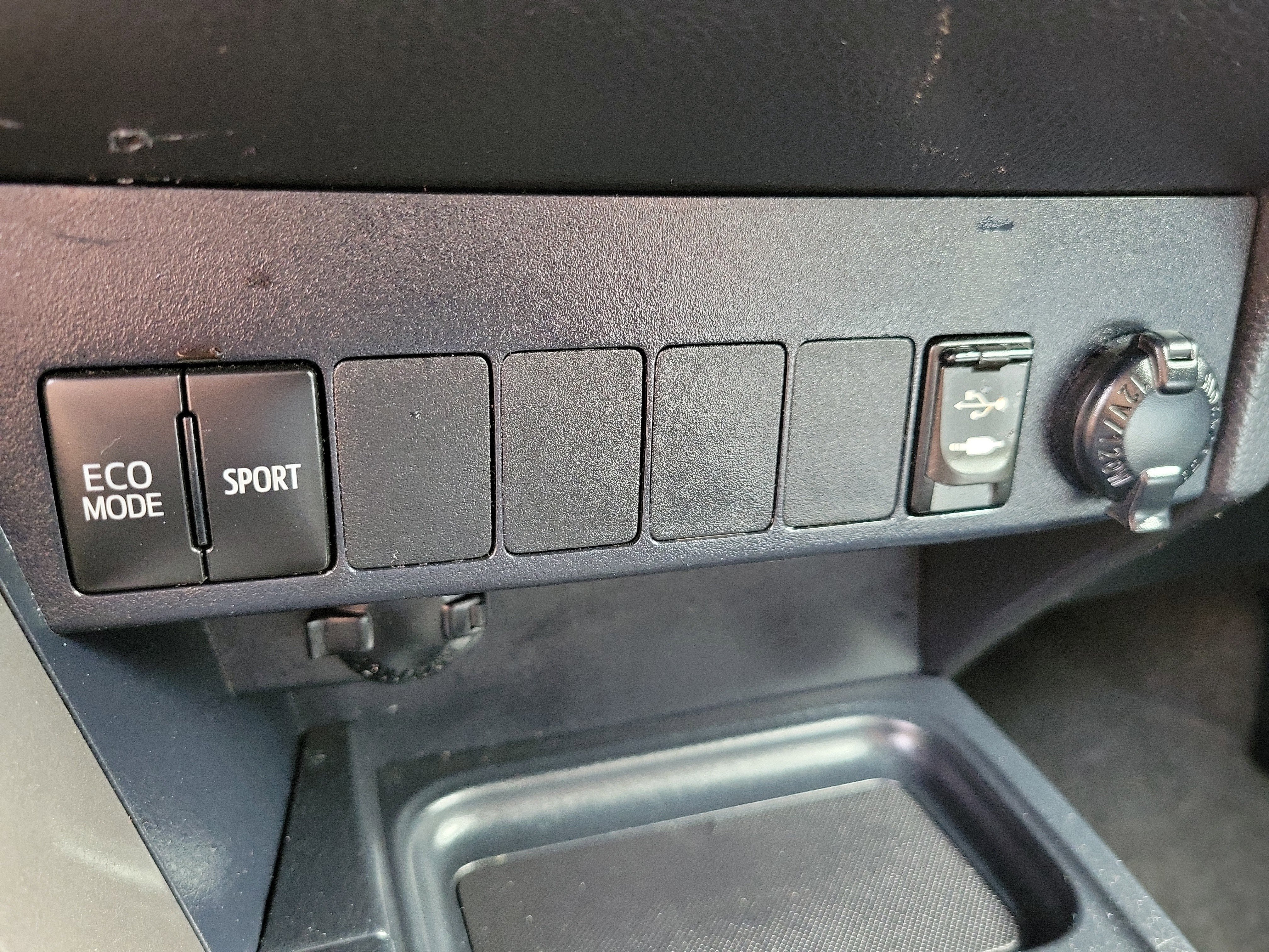 Used 2018 Toyota RAV4 XLE image 18