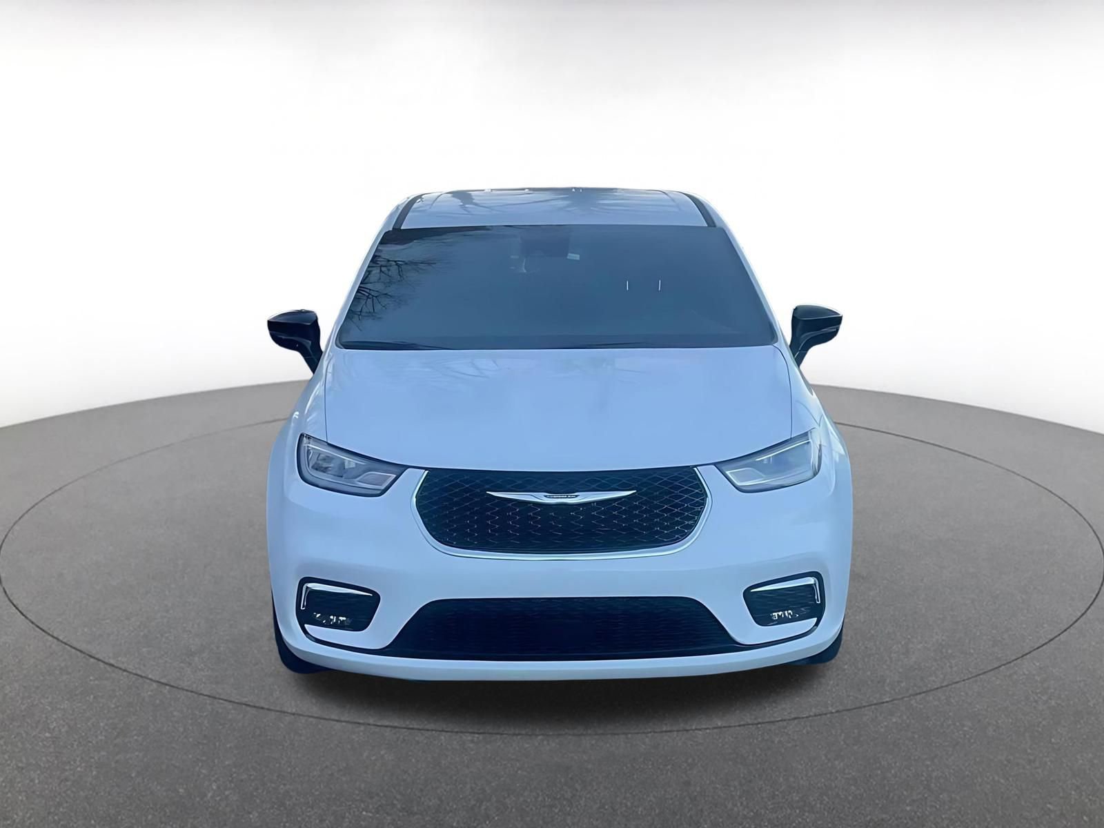 Used 2025 Chrysler Pacifica Select image 4